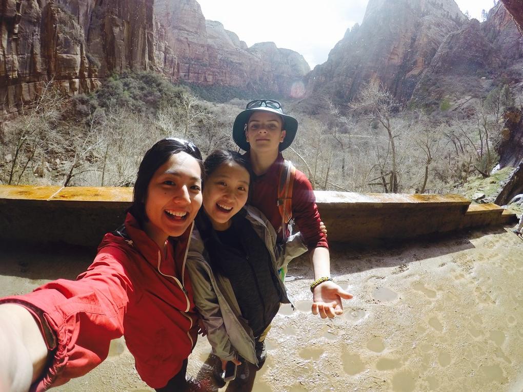 Phil H. '20, Krystal H. '17 and Jenny L. 16岁的女孩在锡安国家公园徒步旅行时拍了一张自拍照.